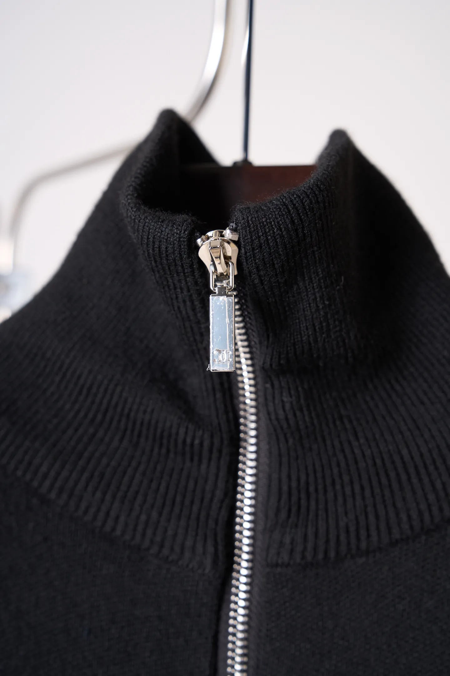 [In-Stock] CHANEL/Chanel Stand Collar Wool and Silk Logo Logo Pullover Sweater [In Stock] 36 38 40 42 Authentic 28,000 purchase and development, 46-count wool blended double-ply yarn, imported from Germany (SOTO) loom, hand-stitched logo, wool enzyme washing, customized 1:1 hardware, customized 1:1 zipper, customized 1:1 trademark, fitted version, hand washing recommended (this product is made of wool and is not easy to machine wash)